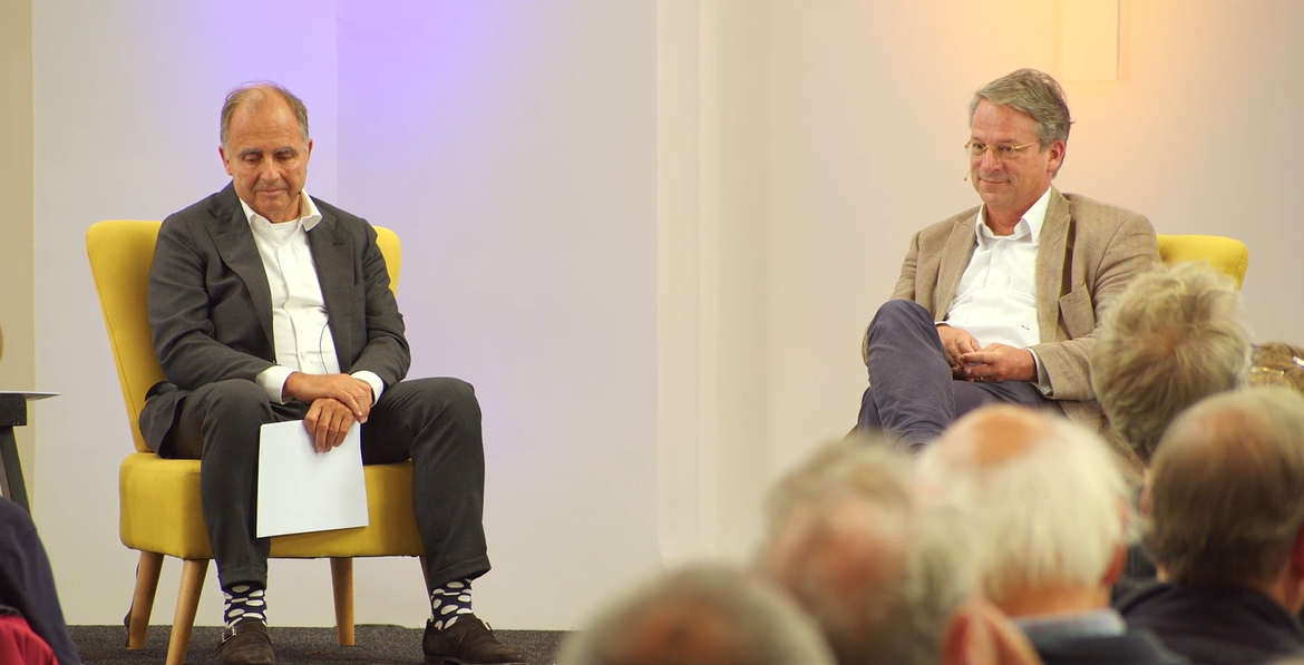 202132. Let's talkshow! / Prof. dr. Frits van Oostrom - Retoriek en muziek bij de paus © ConcertoMedia