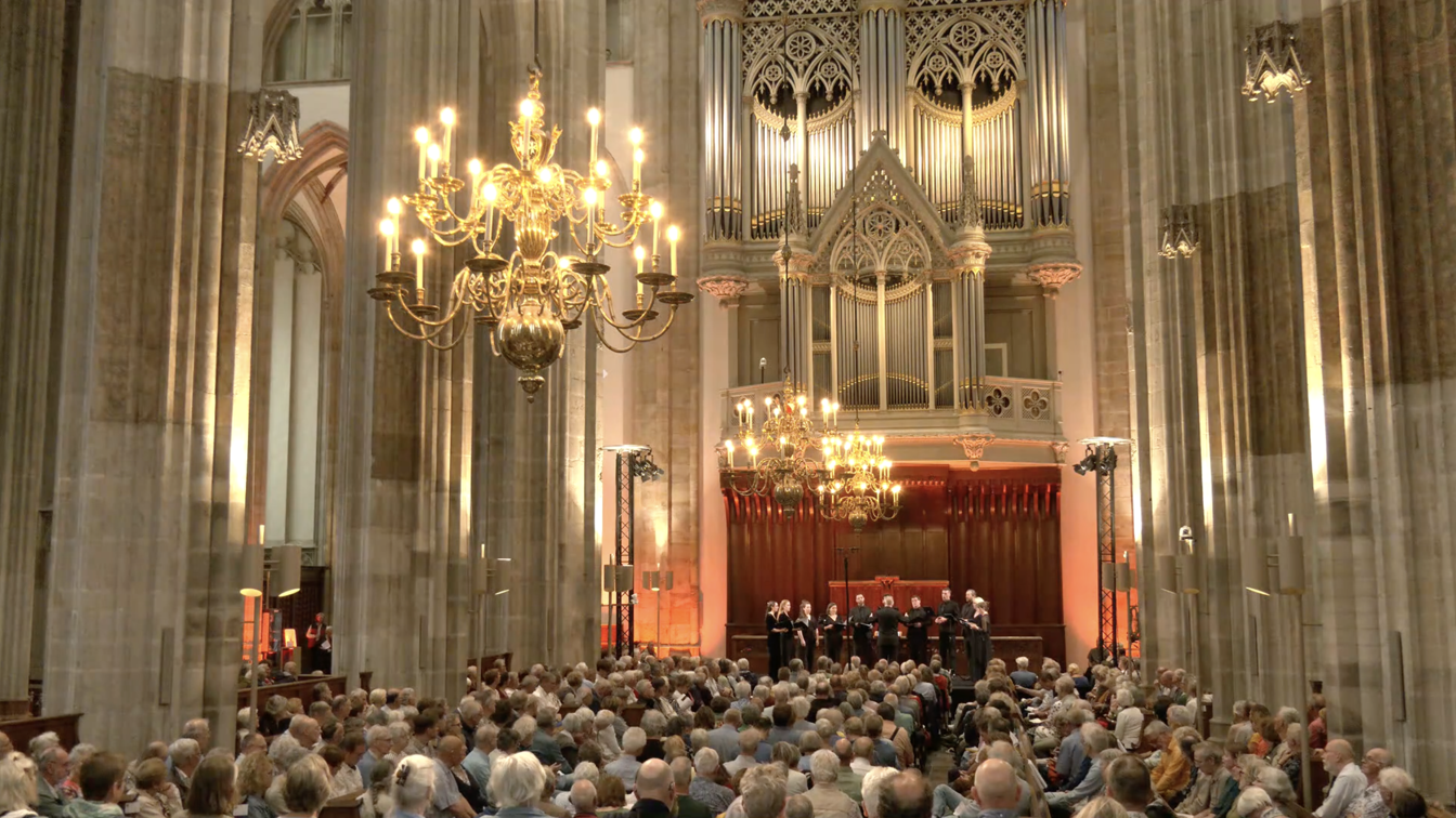 202639. Tenebrae Choir The Singing Byrd 5, Crown & Cross © Concertomedia